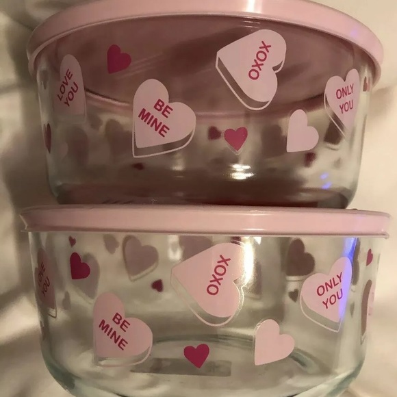 Pyrex 7 cup Conversation heart Bowls Lot Of 2 lids - Picture 1 of 4